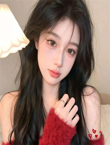 《闪婚后,亿万千金身份藏不住了》不同导演版本比较：艺术风格差异分析