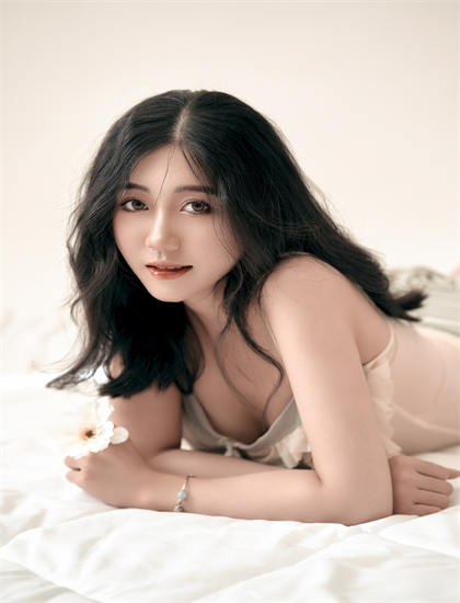 黑色电影深度解析：《aa欢乐营》的人物塑造与情感表达 ——黑色电影的专业鉴赏